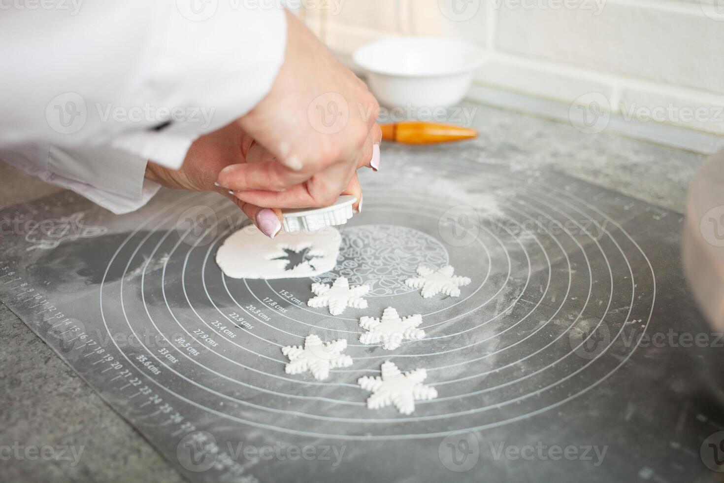 gebakje chef maakt mastiek naar versieren taart. elastisch deeg, heerlijk gebakjes, Koken werkwijze. huis productie, hobby's, ondernemerschap. Kerstmis foto