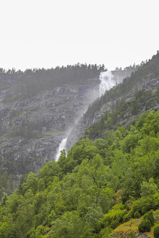 waterval in aurlandsfjord aurland sognefjord in noorwegen. foto