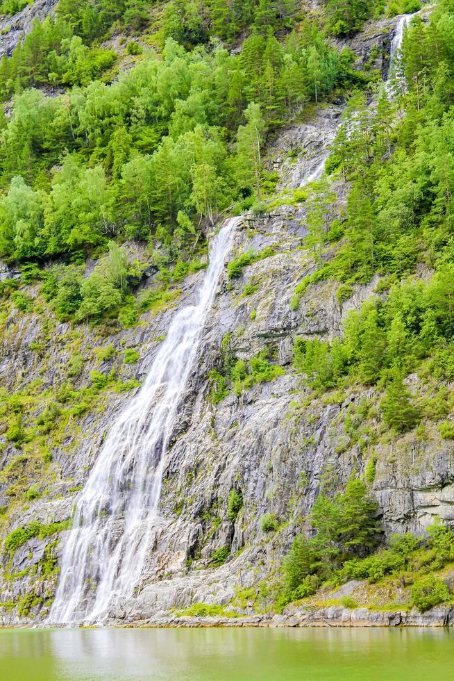 waterval in aurlandsfjord aurland sognefjord in noorwegen. foto