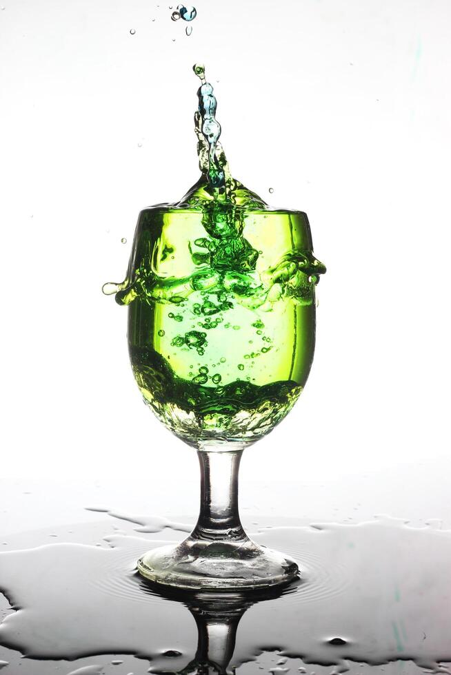 spatten cocktail in een wijn glas foto