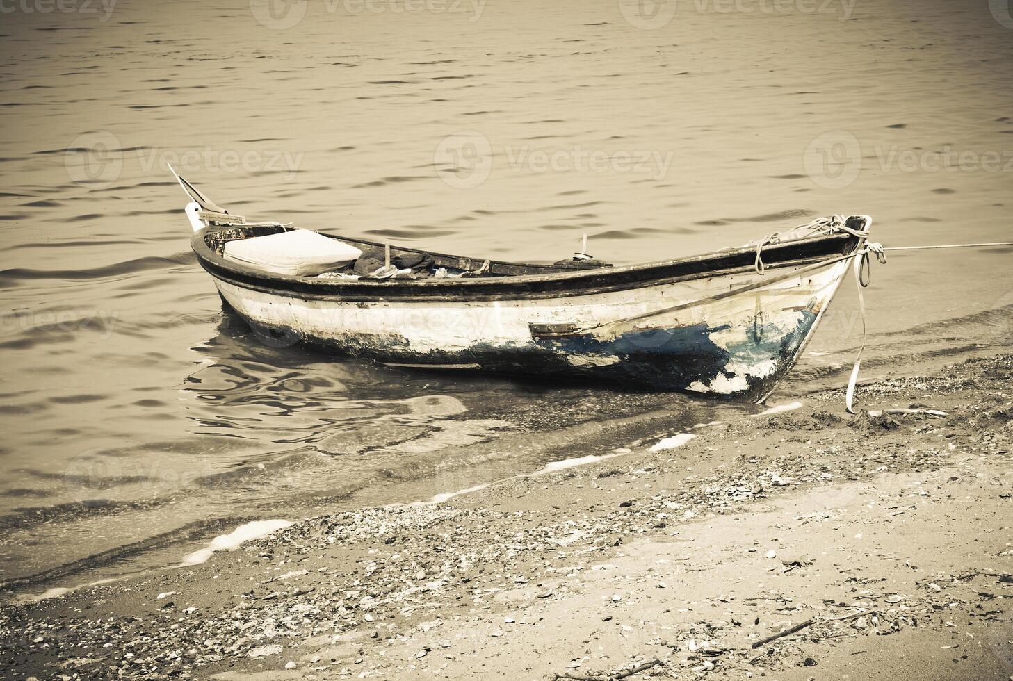 houten boot Aan kust foto