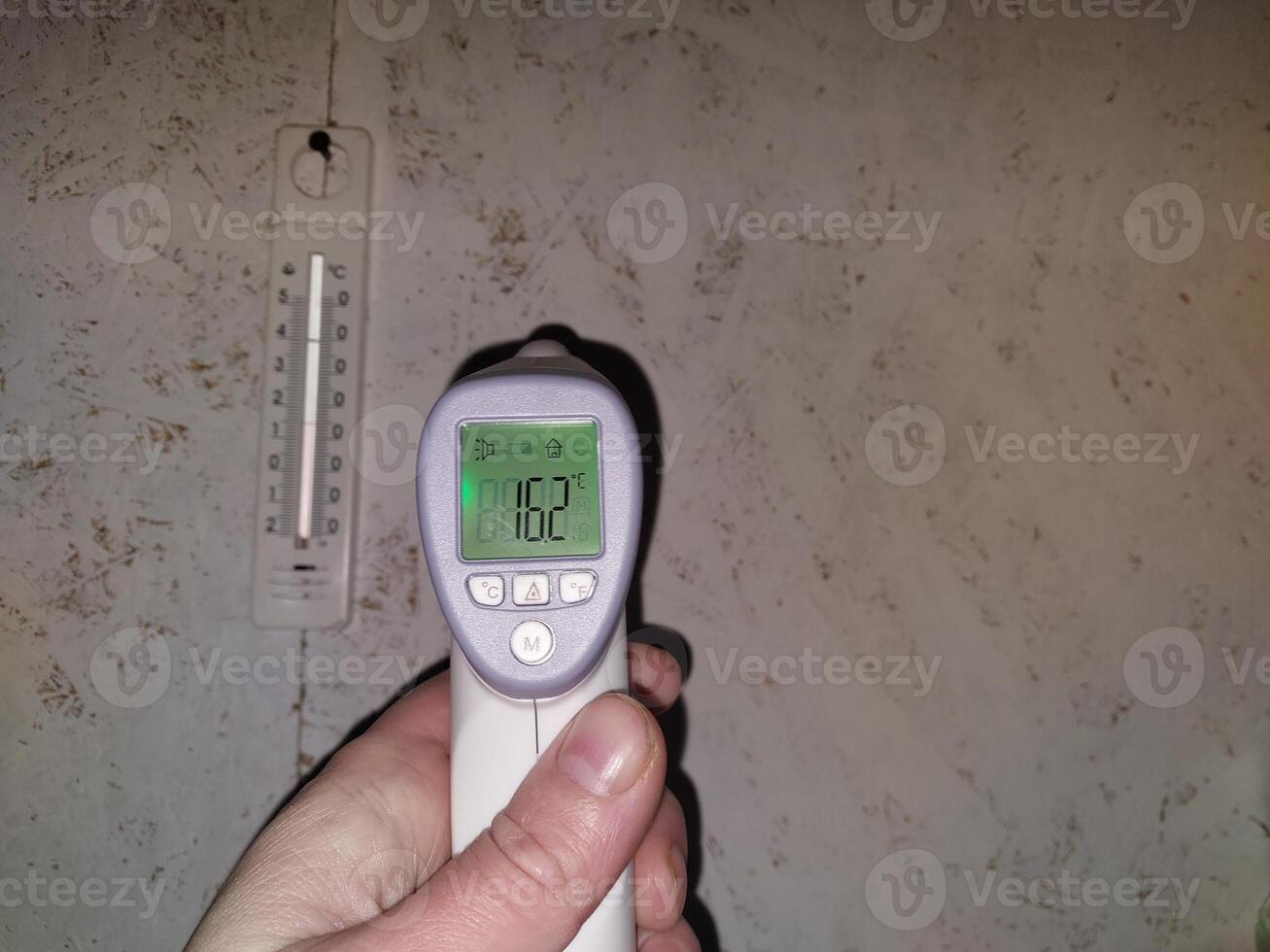 oppervlakte meting met een contactloos thermometer foto