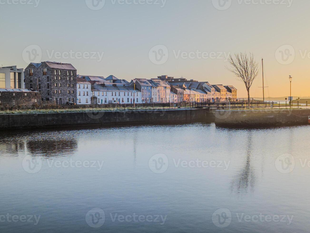 mooi zonsopkomst stadsgezicht landschap van lang wandelen Bij claddagh in galway stad, Ierland foto