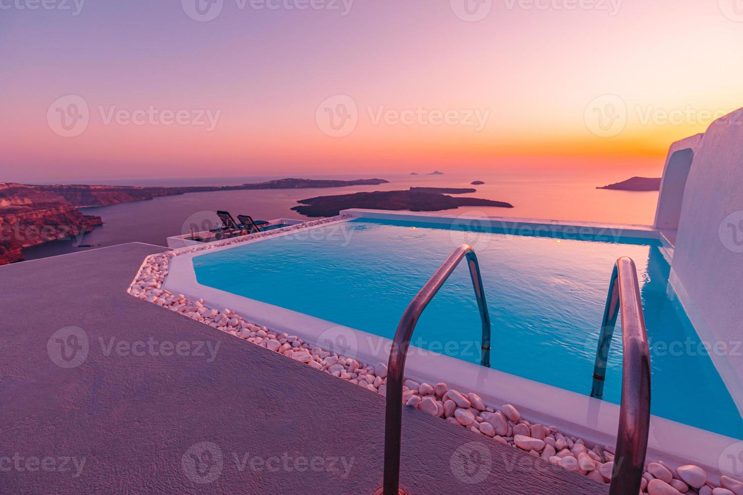 overloopzwembad op het dak bij zonsondergang op het eiland santorini, griekenland. mooi zwembad en zonsonderganghemel. luxe zomervakantie en vakantieconcept, romantisch landschap en avonduitzicht foto