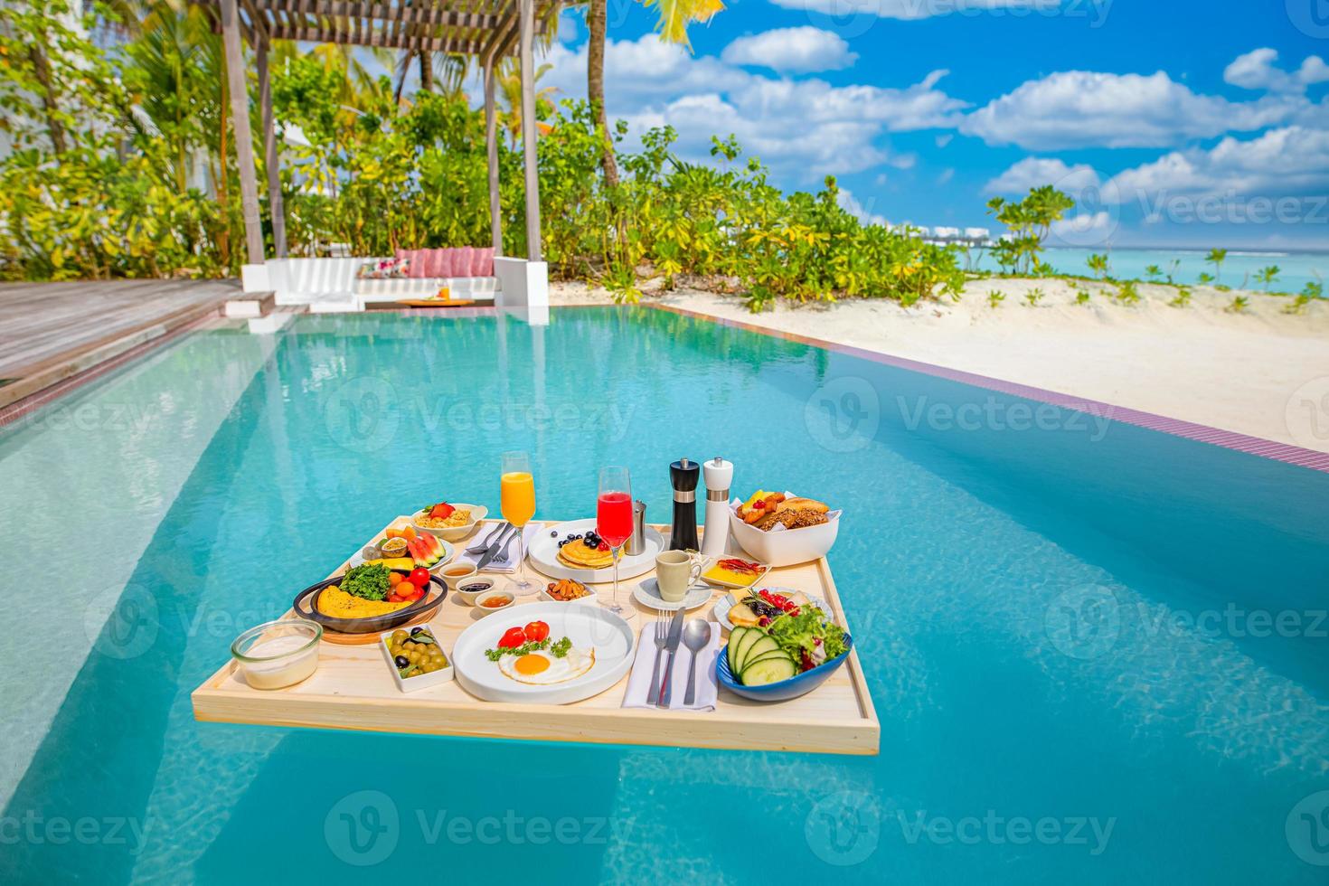 ontbijt in zwembad, drijvend ontbijt in luxe tropisch resort. tafel ontspannen op kalm zwembadwater, gezond ontbijt fruitschaal hotel resort zwembad. tropisch paar strand luxe levensstijl foto