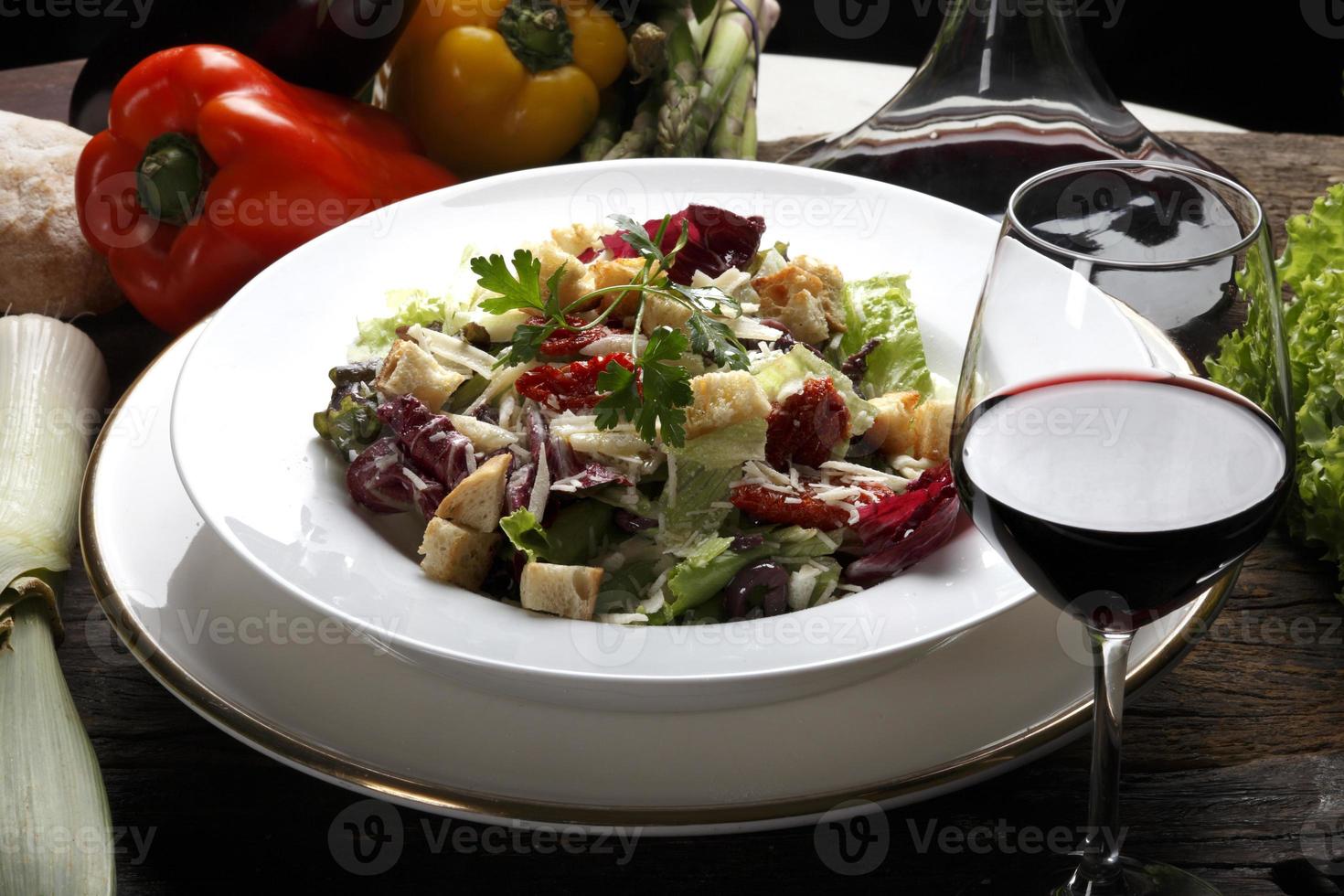 droge tomatensalade, brood en rode wijn foto