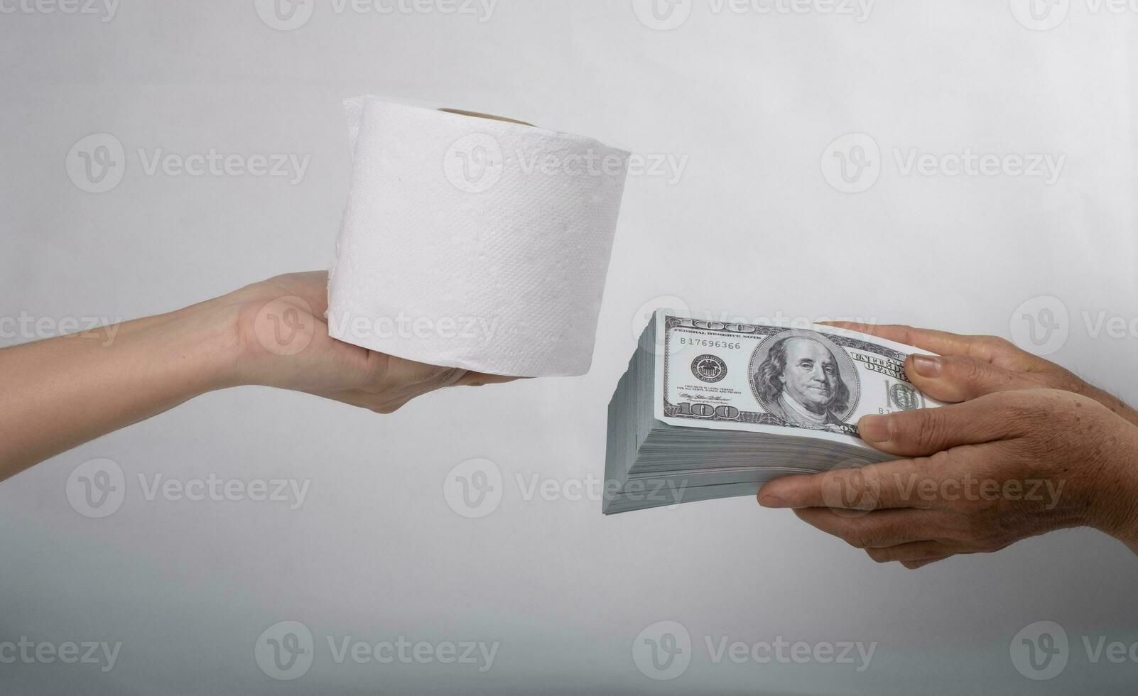 close-up verkopen tissue kopen, hand houdt toiletpapier tissue en geld van 100 dollar bankbiljet veel, dat was het dure prijs en dure producten concep foto