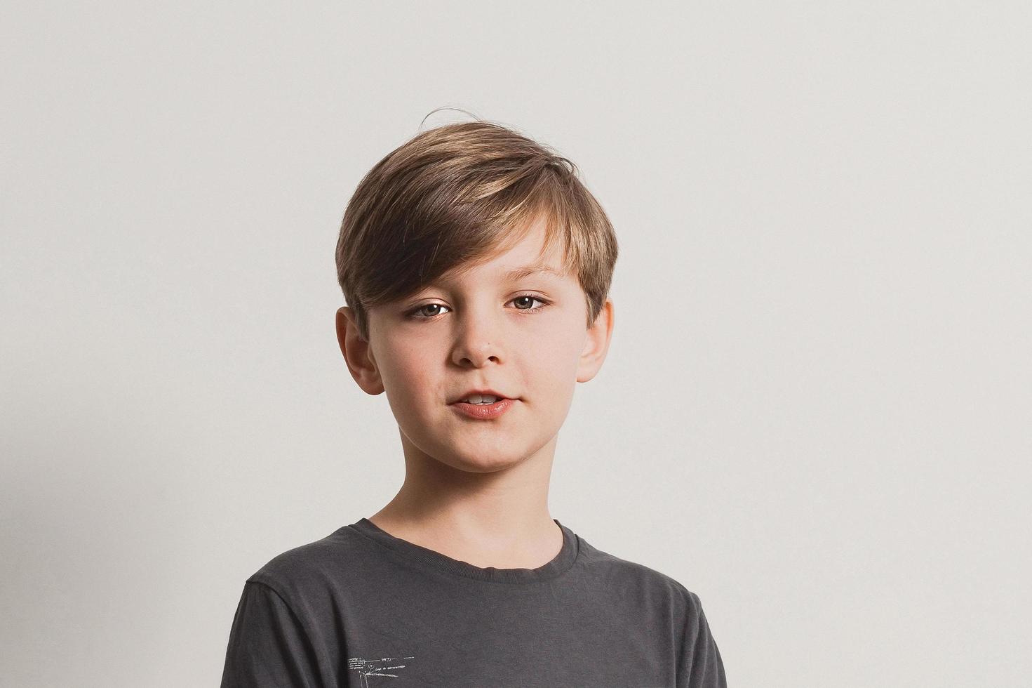 portret van een schattige jongen die iets zegt foto