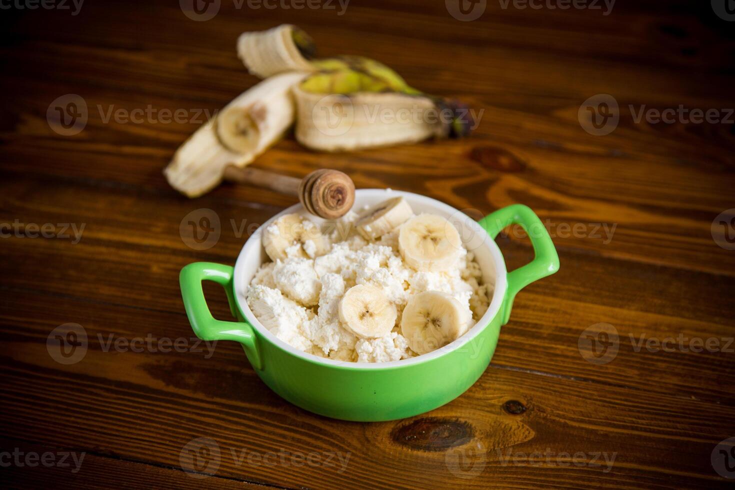 eigengemaakt huisje kaas in een kom met bananen en honing foto