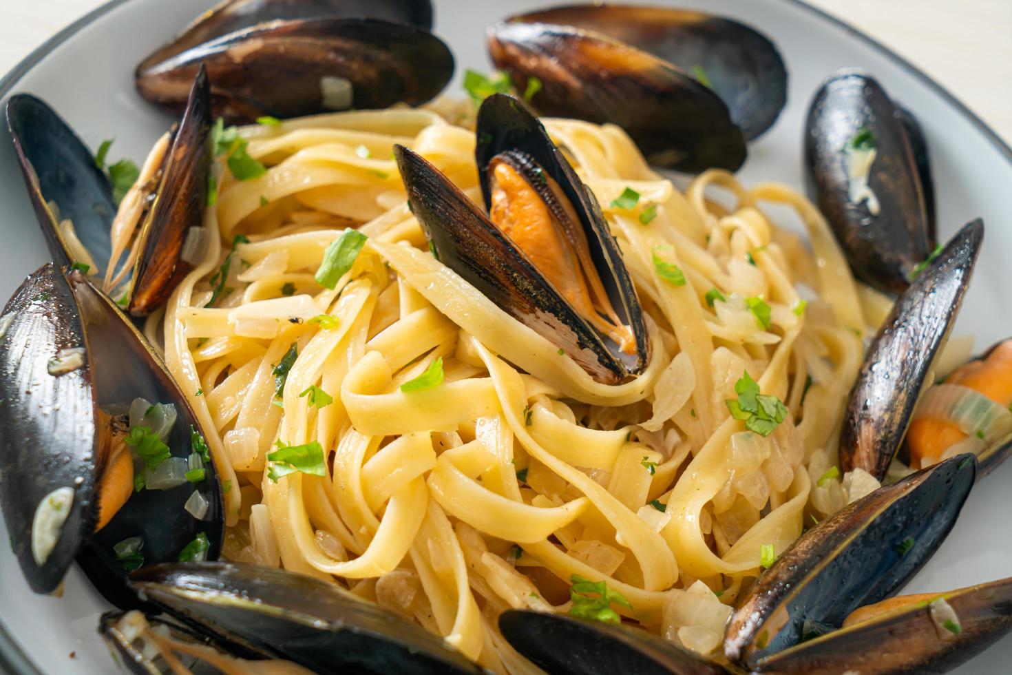 linguine spaghetti pasta vongole witte wijnsaus foto