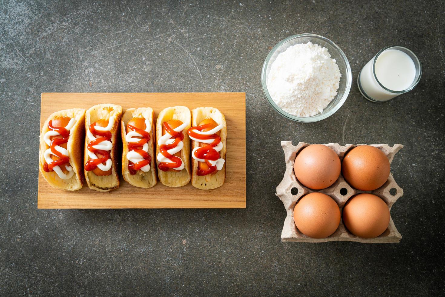 plat pannenkoekenbroodje met worst foto