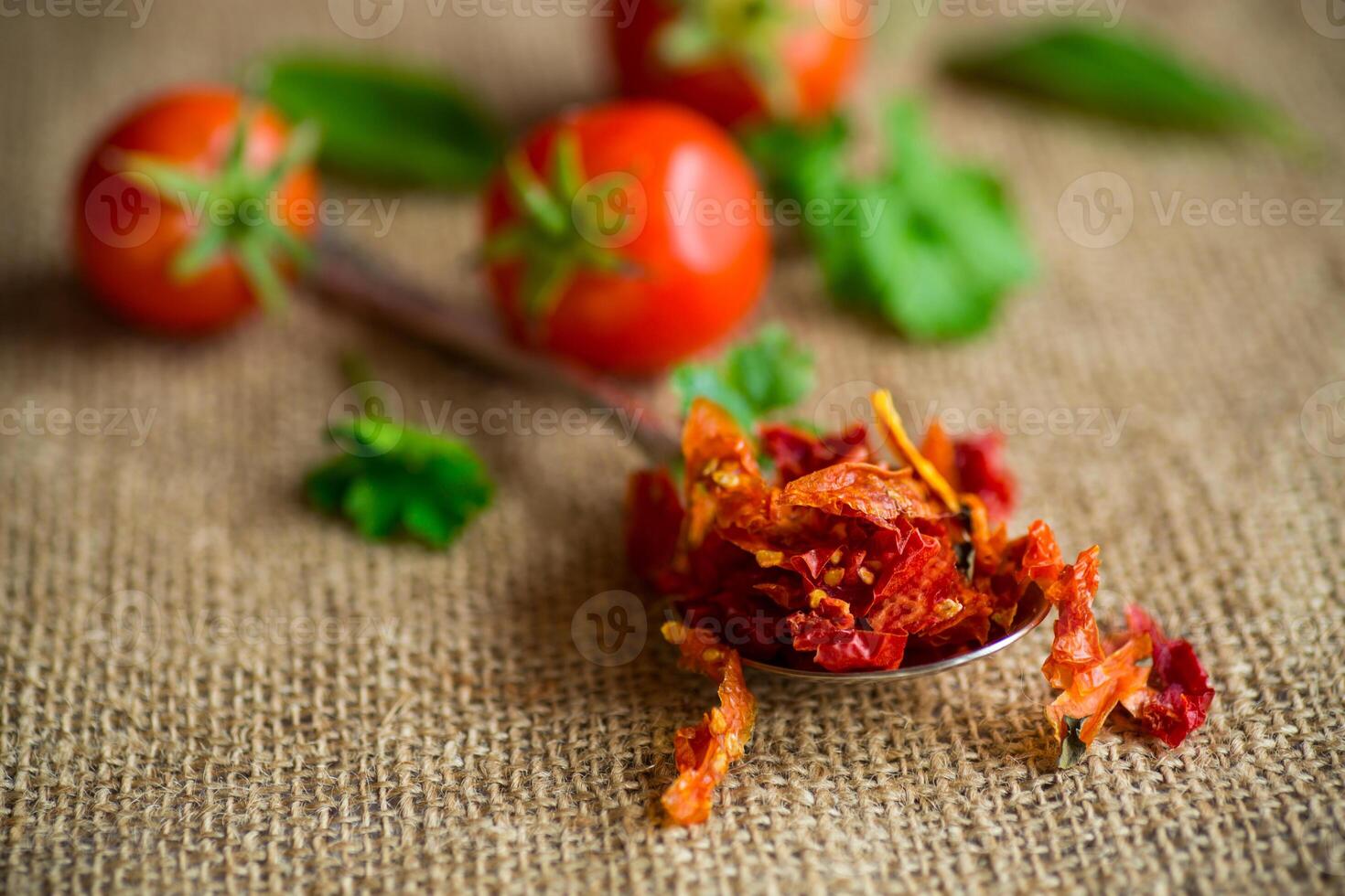 klein stukken van droog tomaten De volgende naar vers tomaten foto