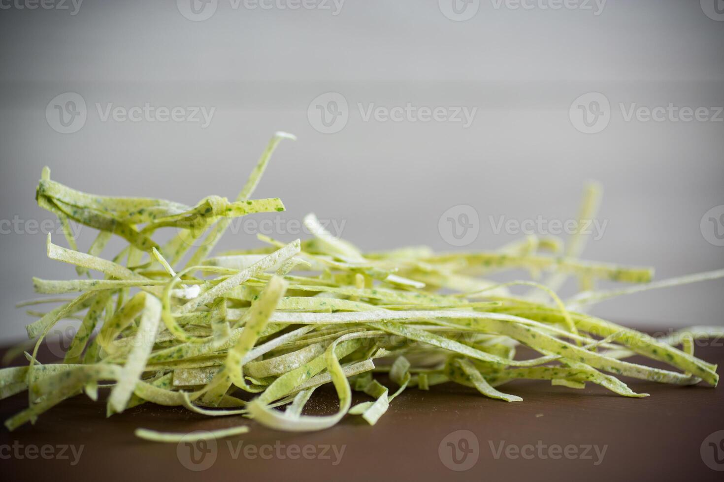 eigengemaakt noedels groen met Groenen Aan een houten tafel foto