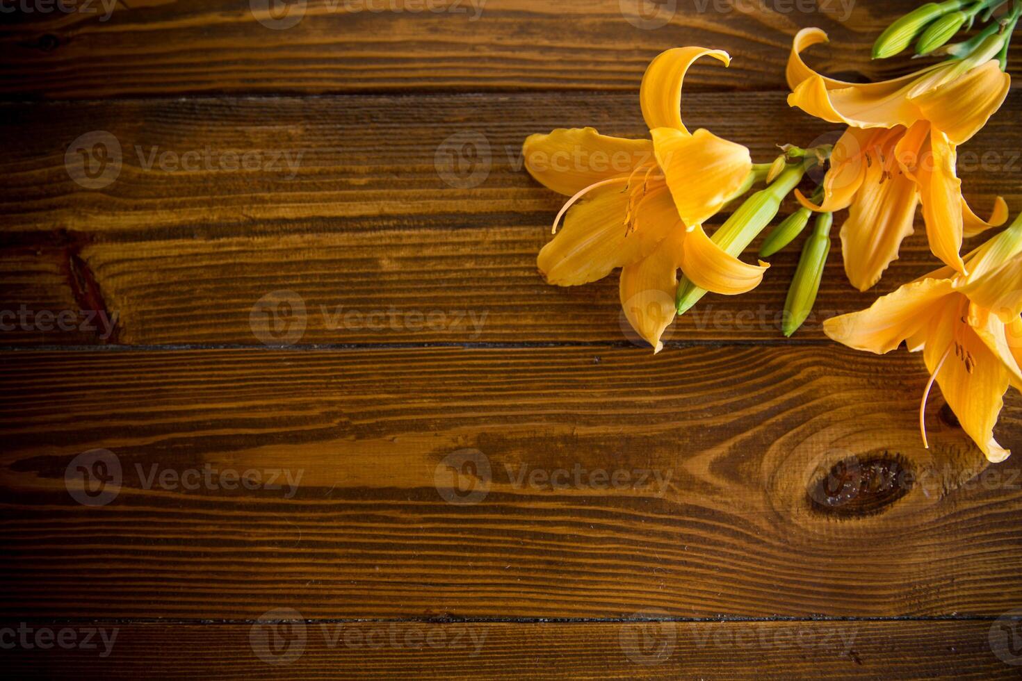 boeket van mooi geel lelies Aan houten tafel foto