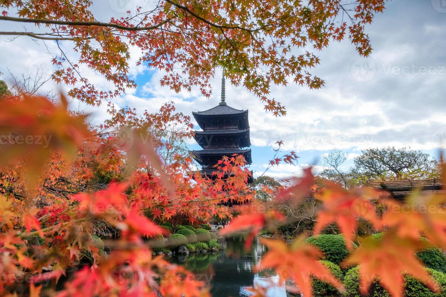 oude hout toji tempel van UNESCO wereld erfgoed plaats in esdoorn- bladeren Bij Kyoto foto