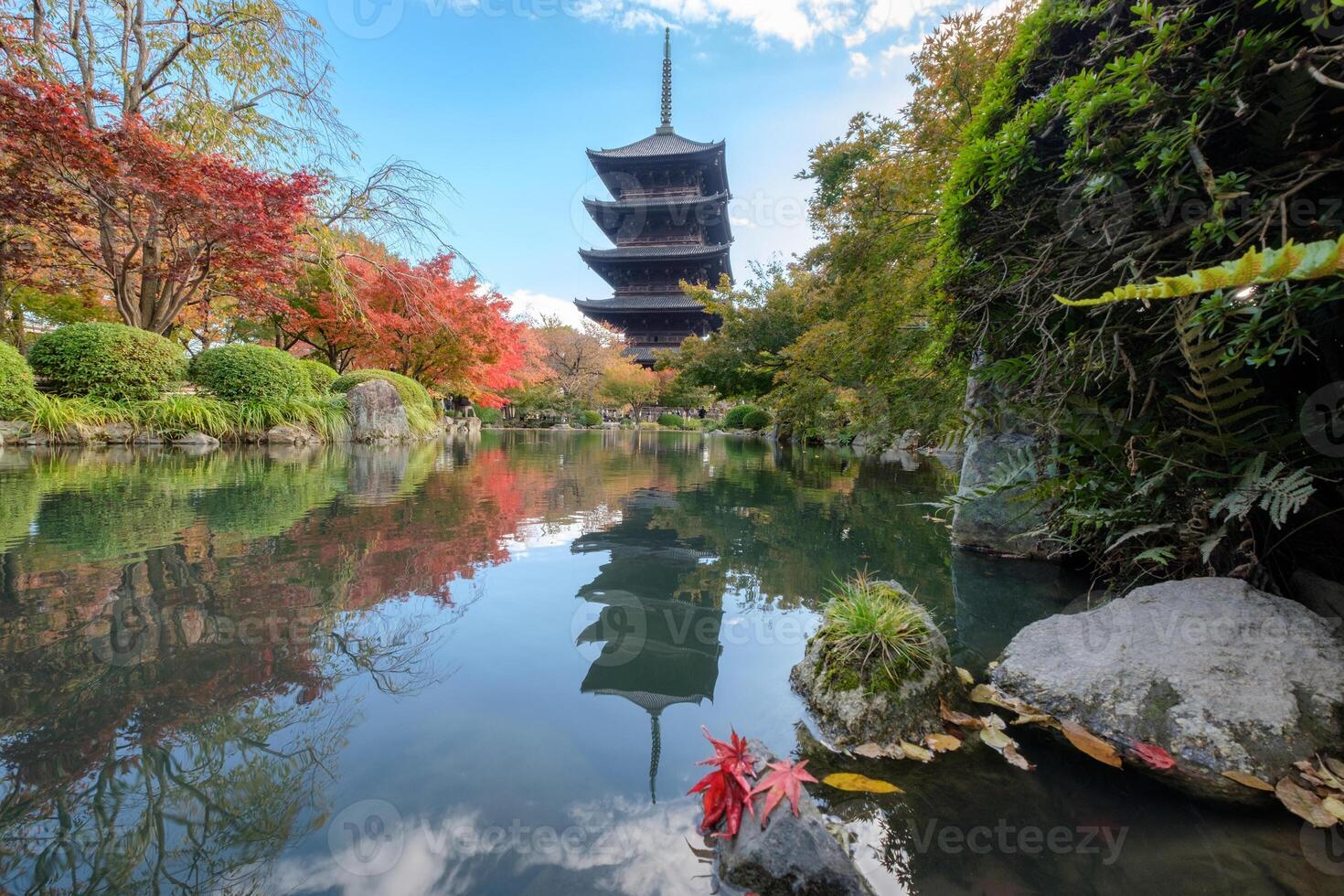 oude hout toji tempel van UNESCO wereld erfgoed plaats in herfst bladeren tuin Bij Kyoto foto