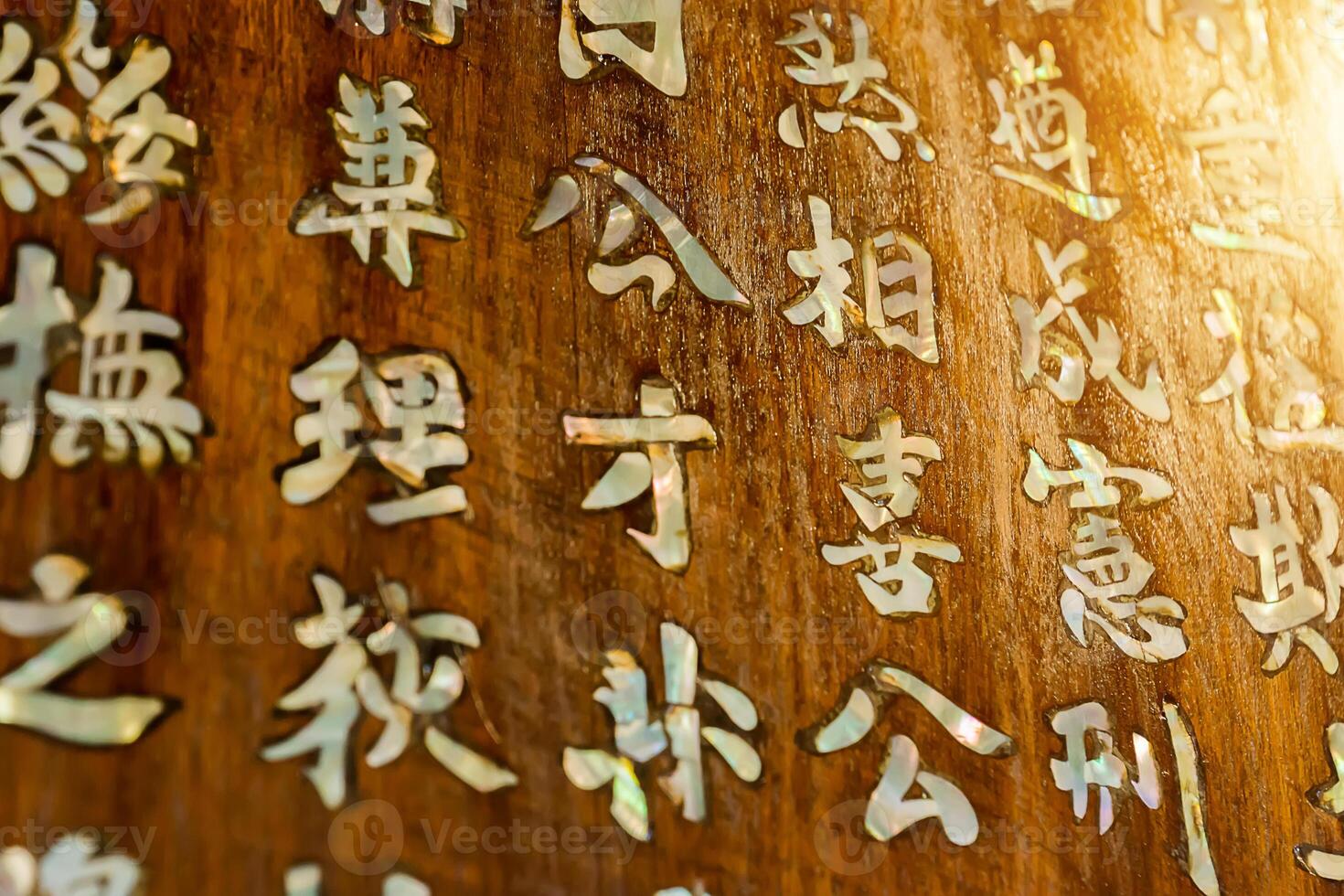 Chinese tekens Aan oude houten. foto