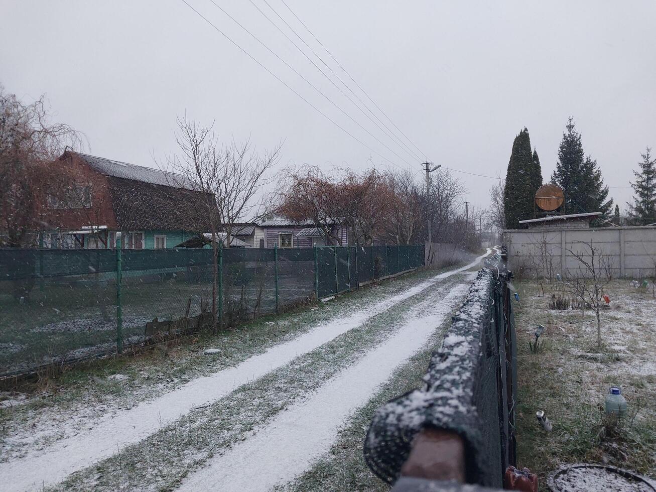 sneeuw viel Aan de hek in de dorp foto