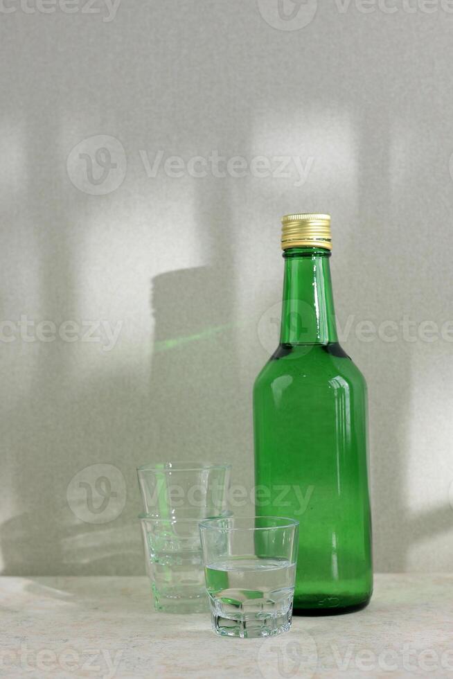 groen fles van Koreaans gin soju foto