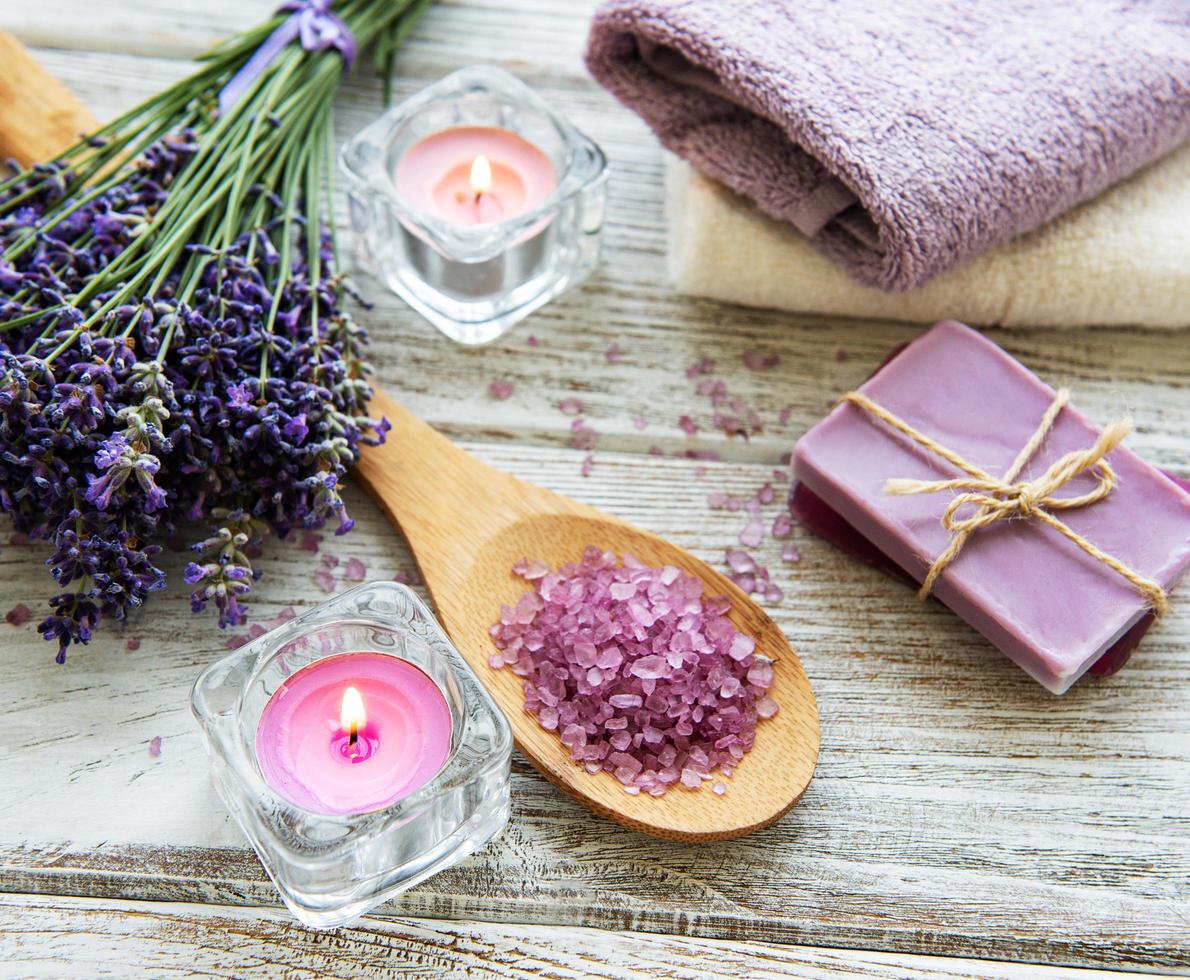 platliggende compositie met lavendelbloemen en natuurlijke cosmetica foto