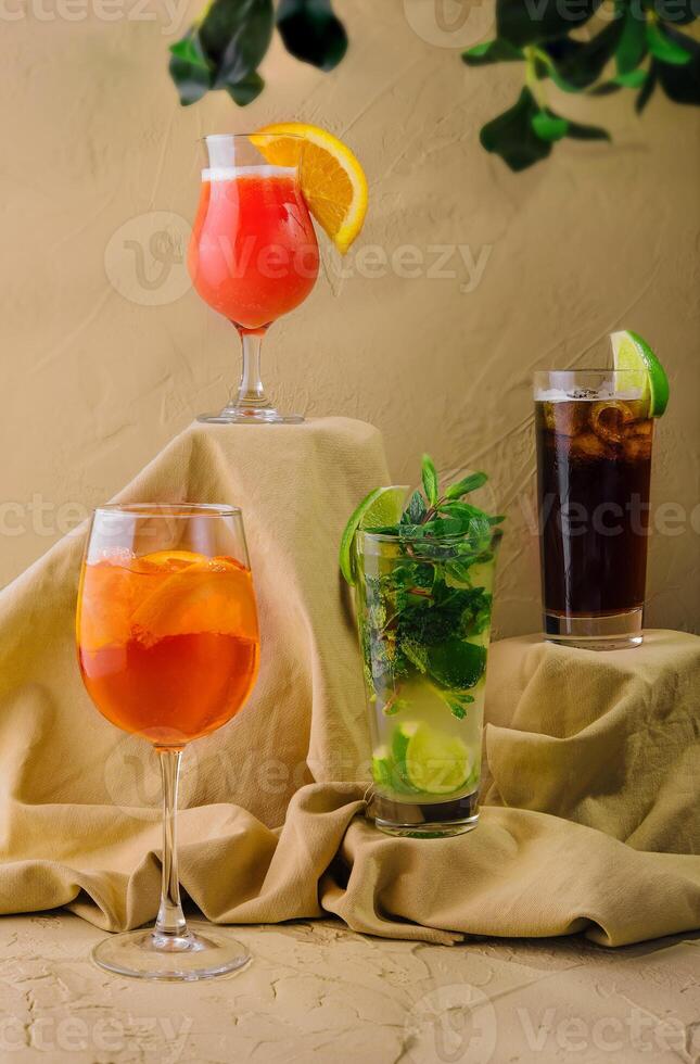 verscheidenheid van tropisch cocktails foto