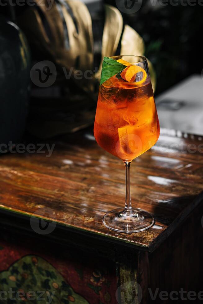 glas van aperol spritz cocktail Aan de tafel foto