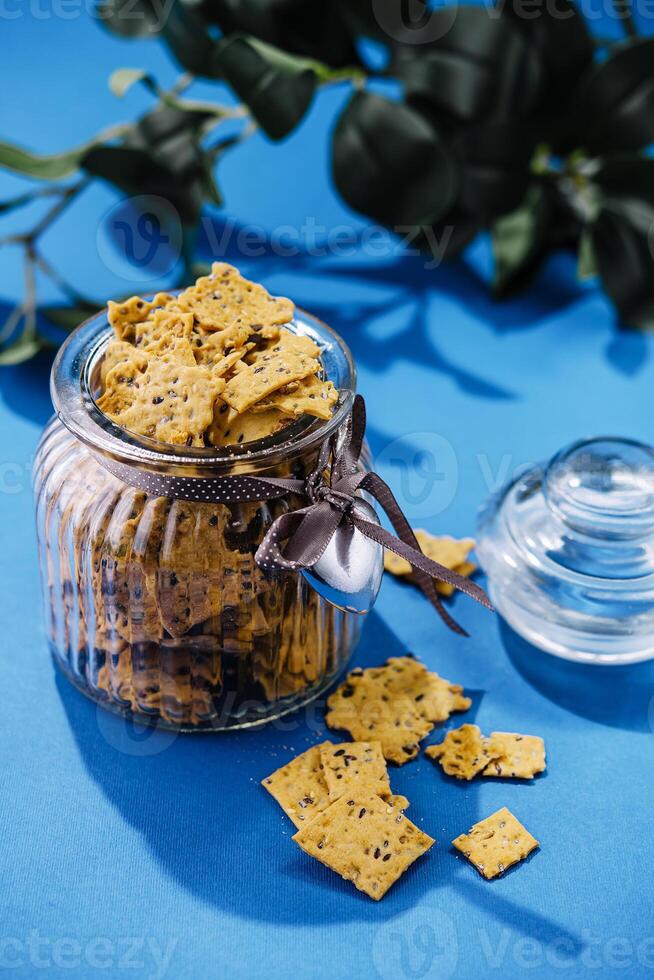 krokant koekjes met sesam zaden in een glas foto