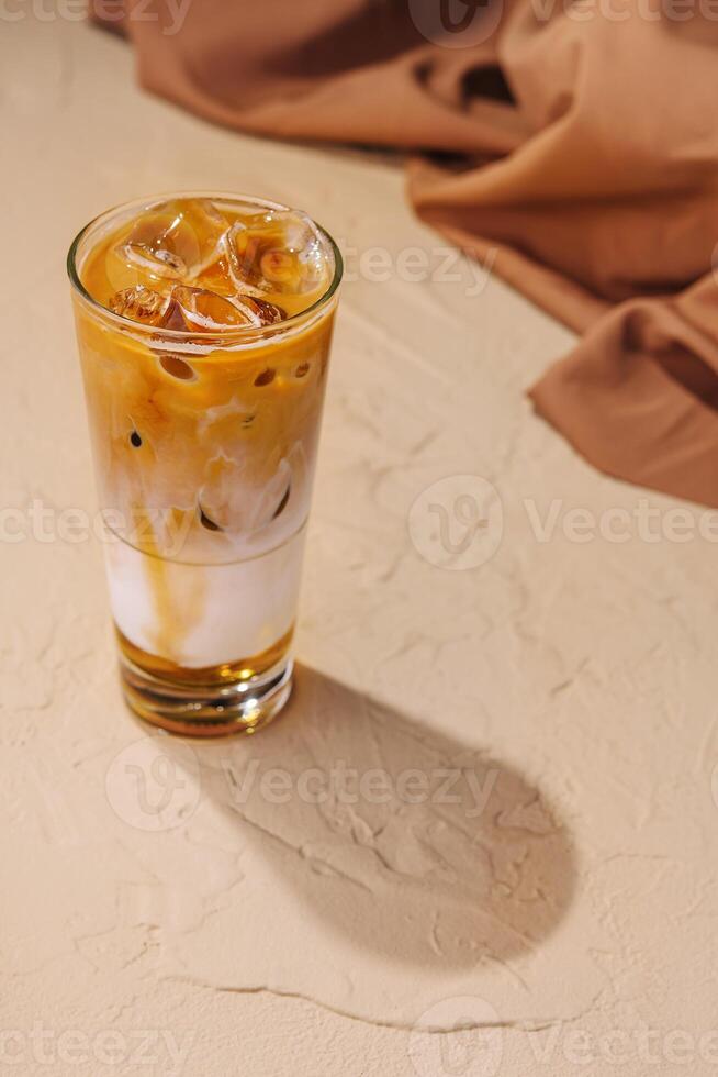 bevroren koffie met ijs kubussen top visie foto