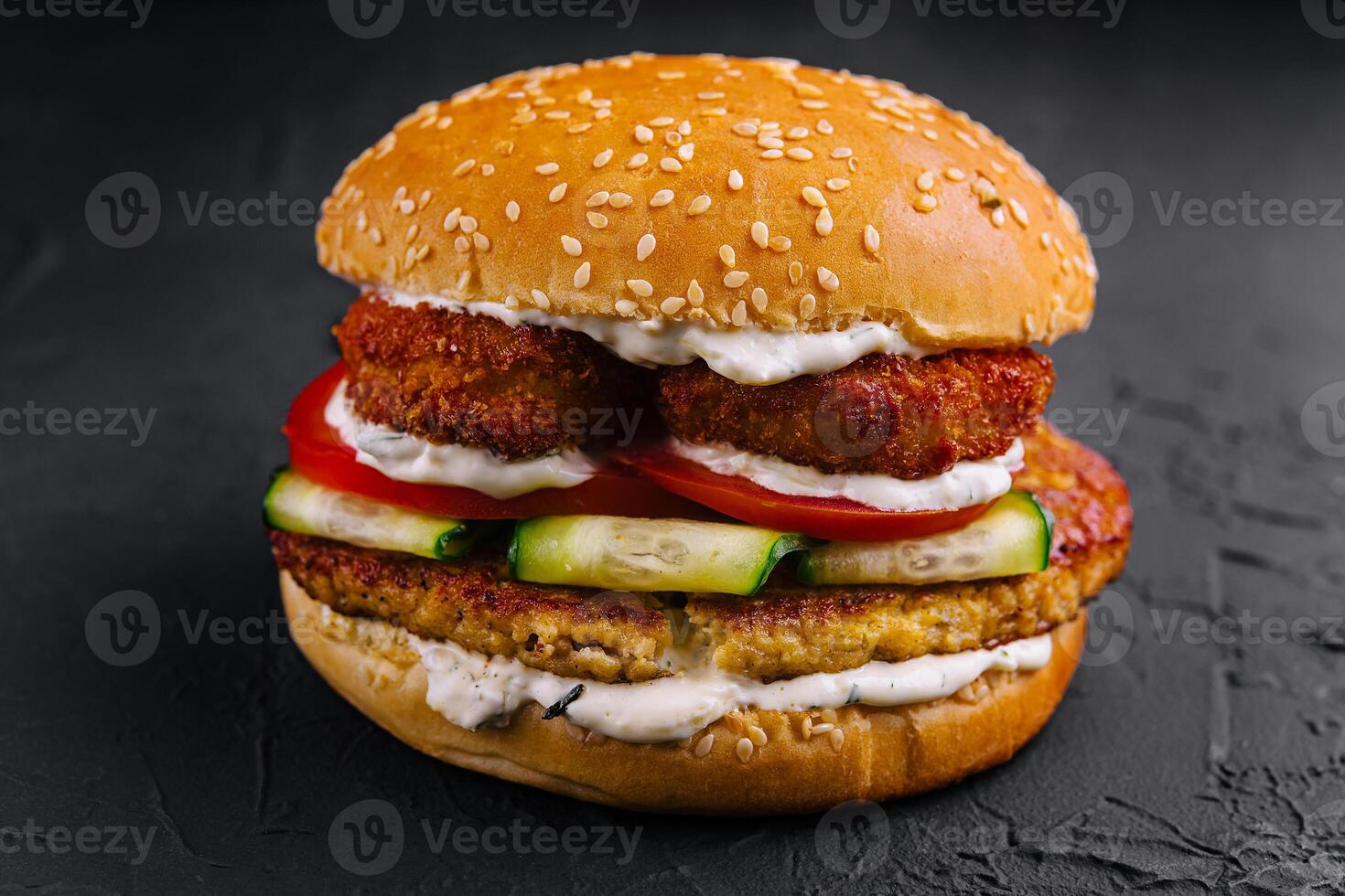 heerlijk Hamburger met vers groenten foto