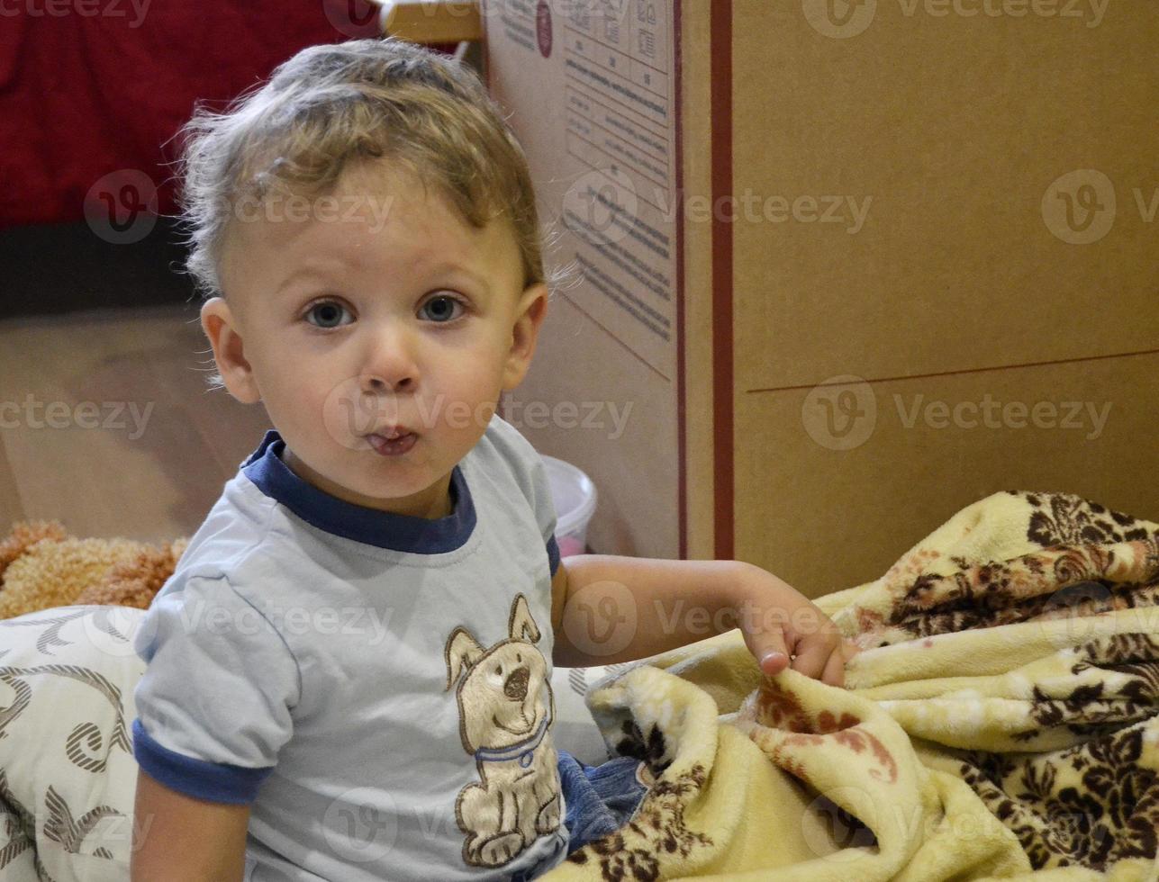 mooie babyjongen met kindgezicht poseren fotograaf foto