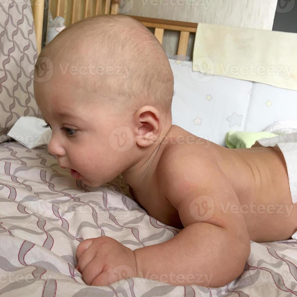 mooie babyjongen met kindgezicht poseren fotograaf foto