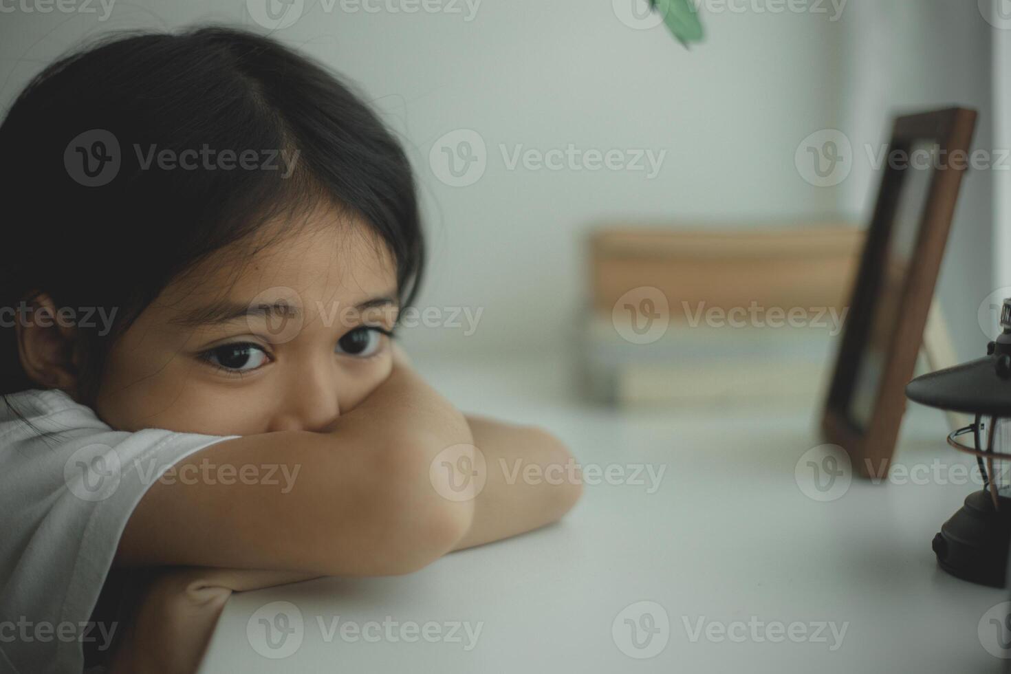 eenzaam weinig zittend Bij huis alleen, van streek ongelukkig kind aan het wachten voor ouders, denken over problemen, slecht verhouding in familie, psychologisch trauma foto