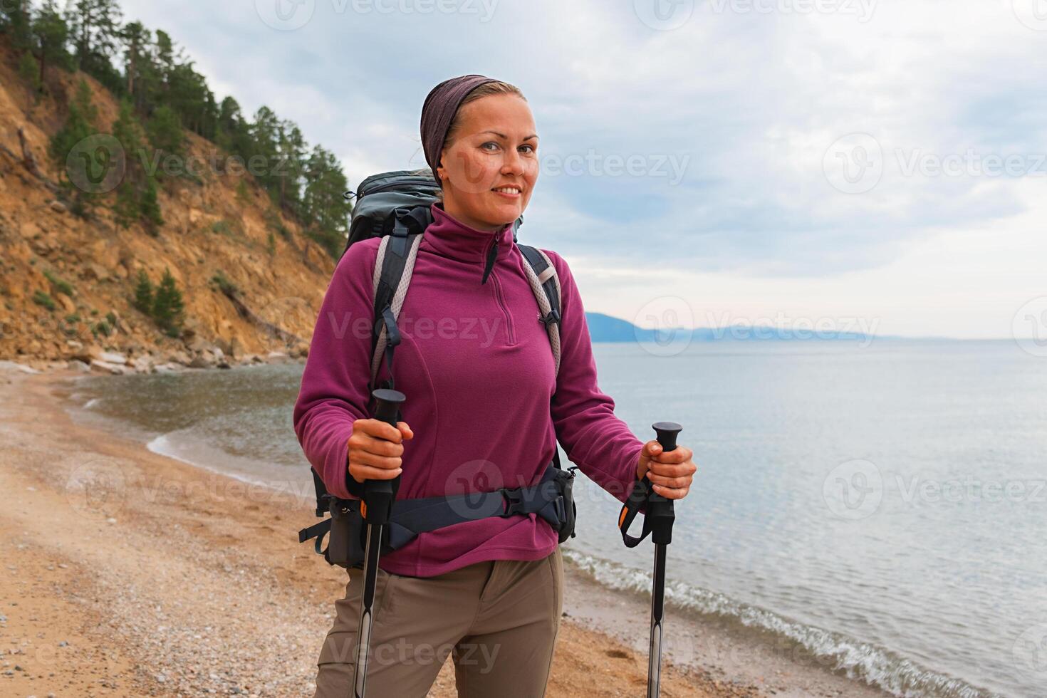 wandelen toerisme avontuur. backpacker wandelaar vrouw op zoek Bij mooi visie. wandelaar meisje dame toerist met rugzak wandelen in de buurt meer. jong gelukkig vrouw genieten wandeltocht trekking toerisme actief vakantie foto