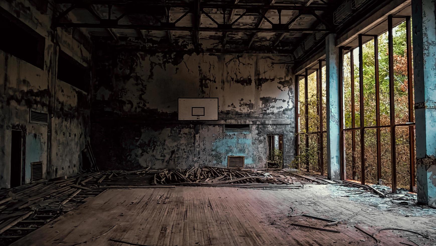 pripyat, oekraïne, 2021 - verlaten schoolgymnastiek in Tsjernobyl foto