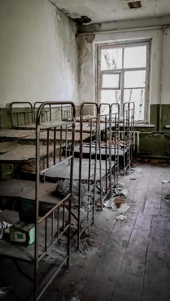 pripyat, oekraïne, 2021 - weeshuisbedden in Tsjernobyl foto