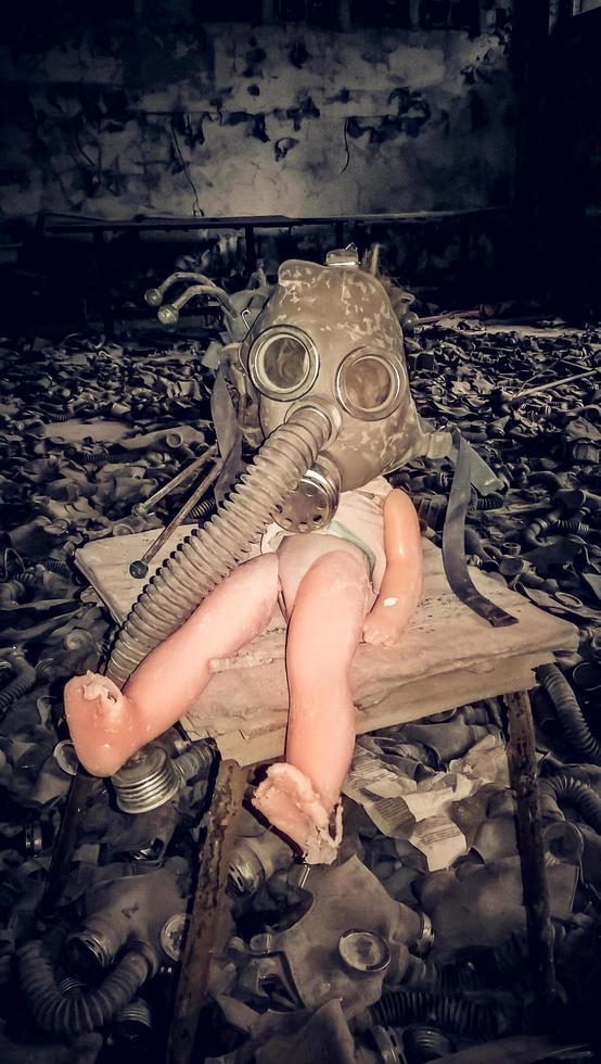 pripyat, oekraïne, 2021 - oude pop in een gasmasker in Tsjernobyl foto