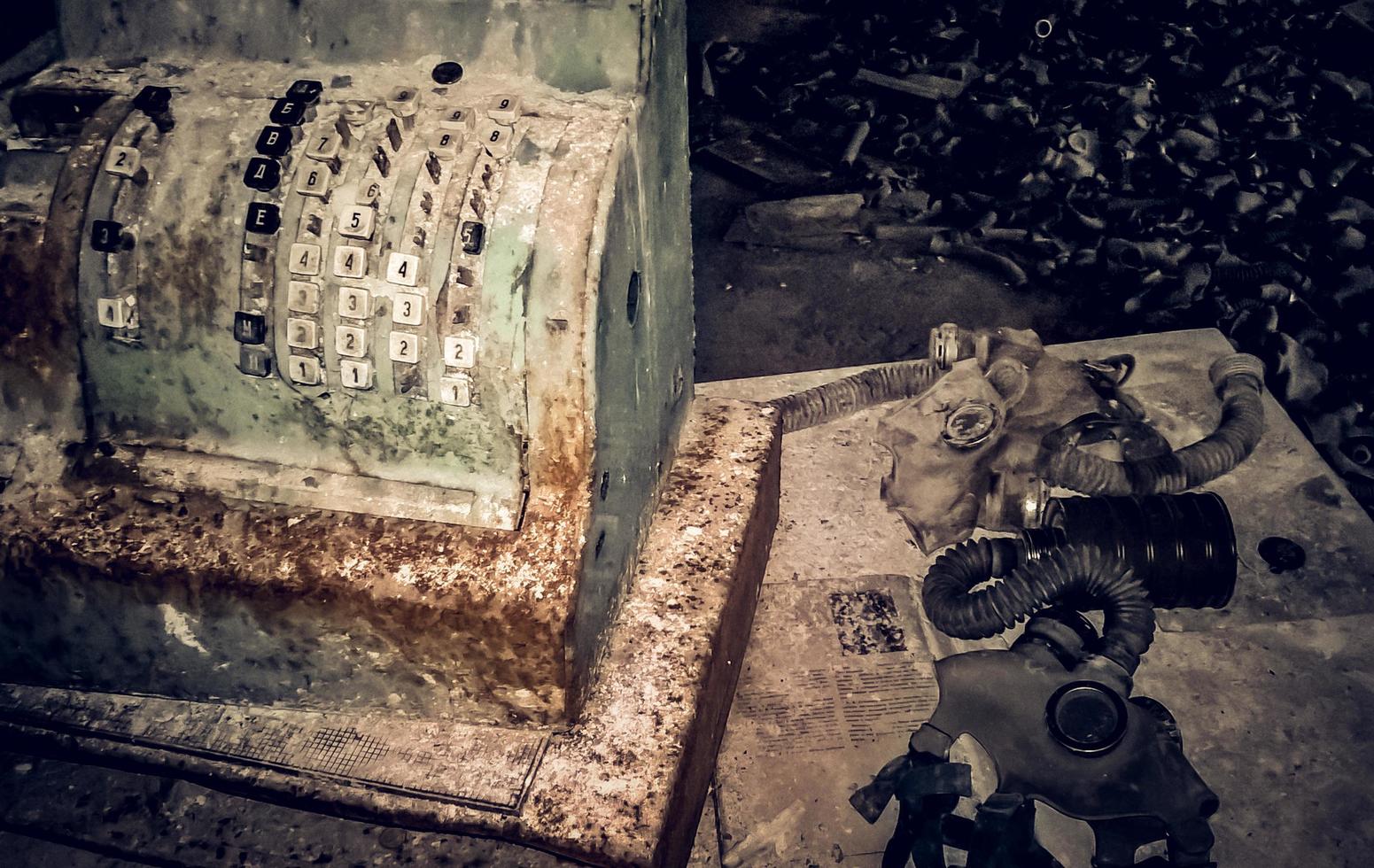 pripyat, oekraïne, 2021 - oude kassa en gasmaskers in een verlaten huis in Tsjernobyl foto