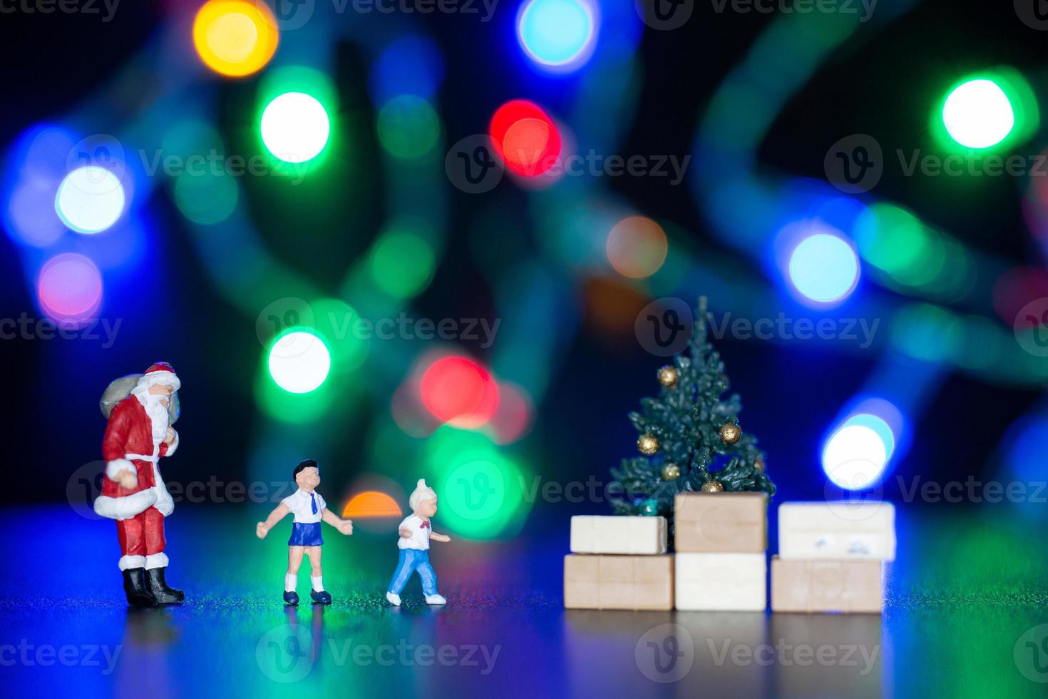 miniatuur mensen, kerstman levering geschenkdoos voor kinderen foto