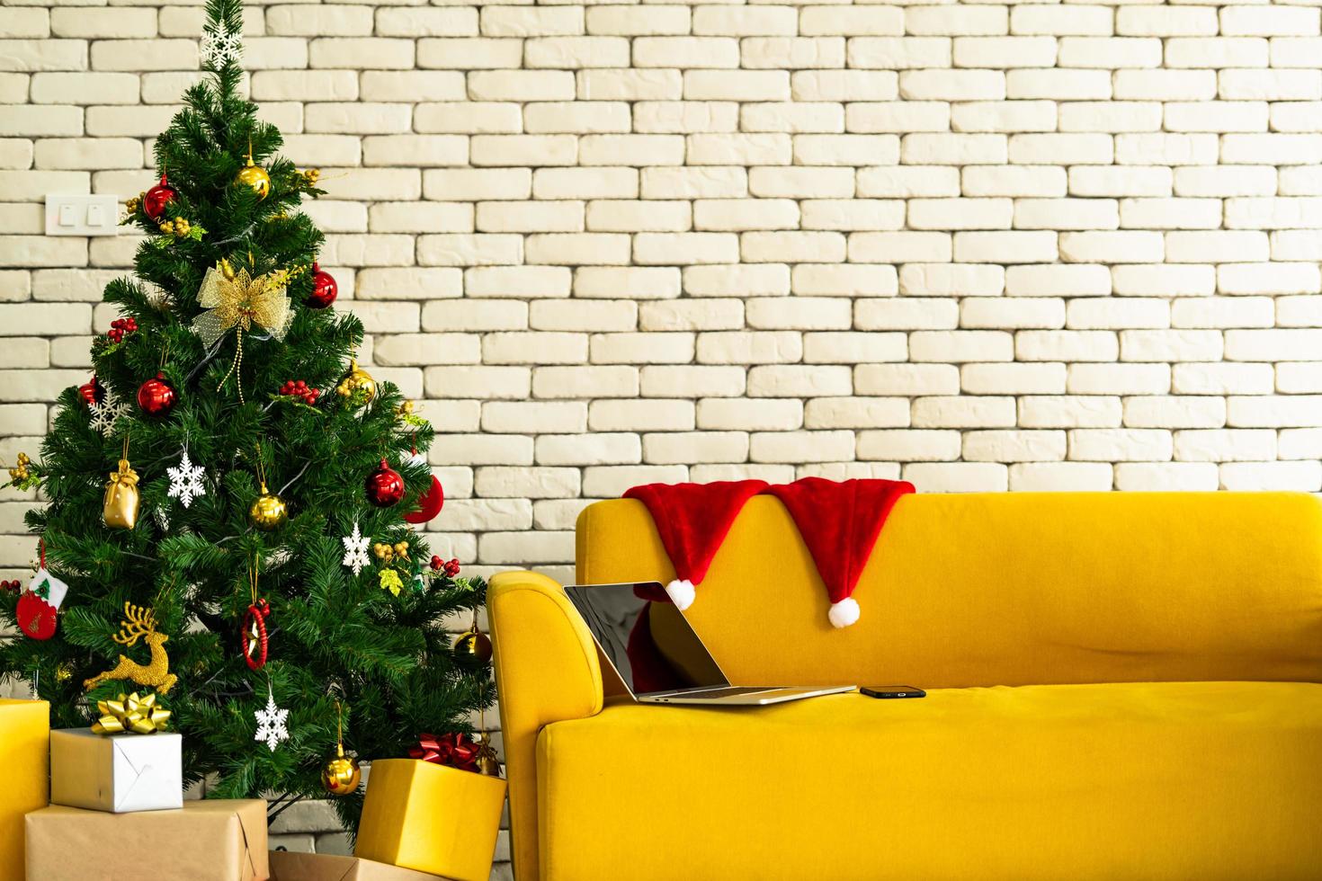 kerstboom versierd in de woonkamer foto