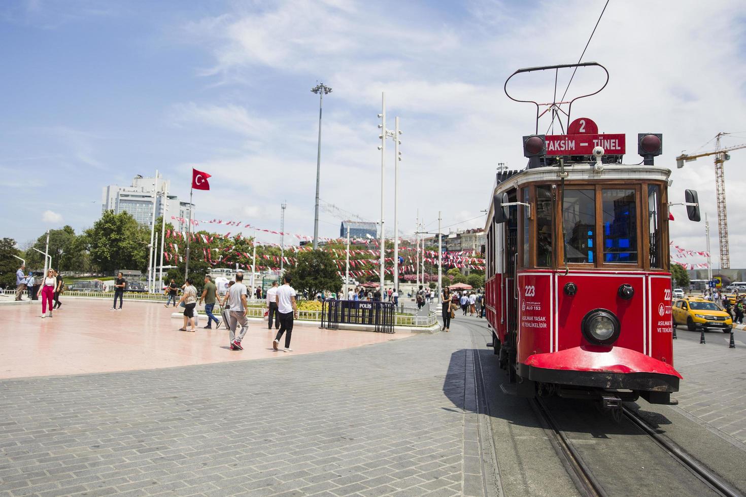 istanbul, turkije, 15 juni 2019 - niet-geïdentificeerde mensen door istanbul nostalgische trams in istanbul, turkije. in istanbul zijn er twee tramlijnen met historische trams. foto