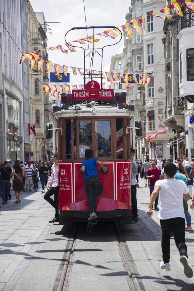 istanbul, turkije, 15 juni 2019 - niet-geïdentificeerde mensen door istanbul nostalgische trams in istanbul, turkije. in istanbul zijn er twee tramlijnen met historische trams. foto