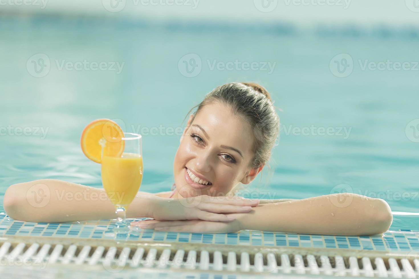 jonge vrouw in het zwembad foto