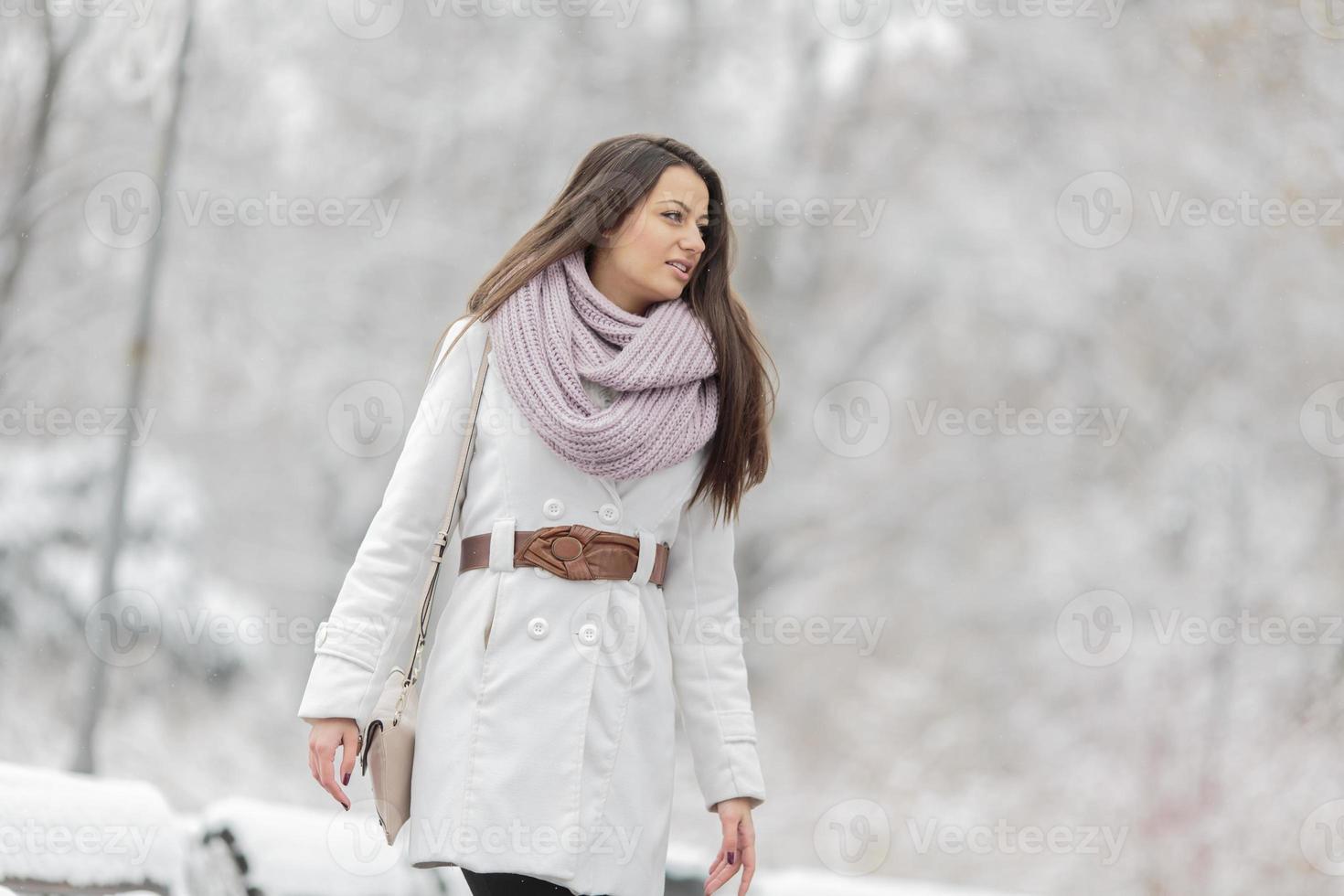 jonge vrouw in de winter foto