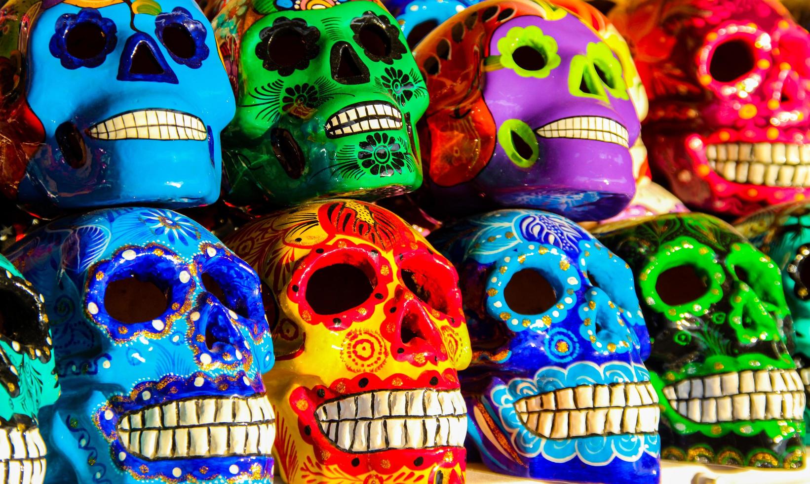 cabo san lucas, mexico, 8 augustus 2014 - calacas, houten schedel dag van de dode maskers op de markt in cabo san lucas, mexico. maskers zijn typische symbolen die Calacas vertegenwoordigen - skeletten. foto
