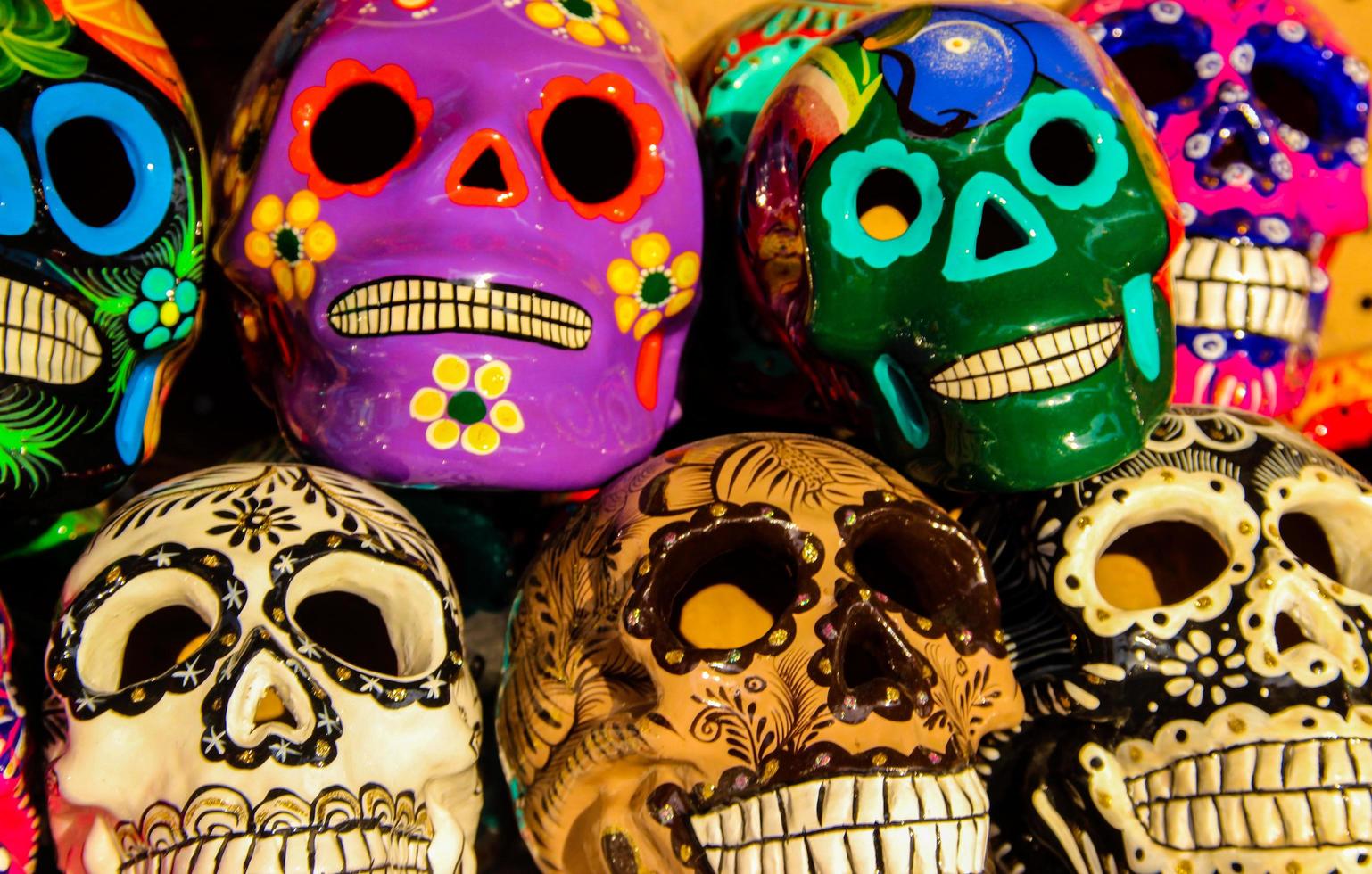 cabo san lucas, mexico, 8 augustus 2014 - calacas, houten schedel dag van de dode maskers op de markt in cabo san lucas, mexico. maskers zijn typische symbolen die Calacas vertegenwoordigen - skeletten. foto