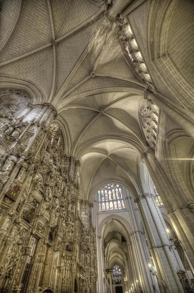 toledo, spanje, 15 maart 2016 - interieur van de kathedraal van toledo. het wordt door velen beschouwd als een van de belangrijkste gebouwen van de gotische stijl van de 13e eeuw in spanje. foto