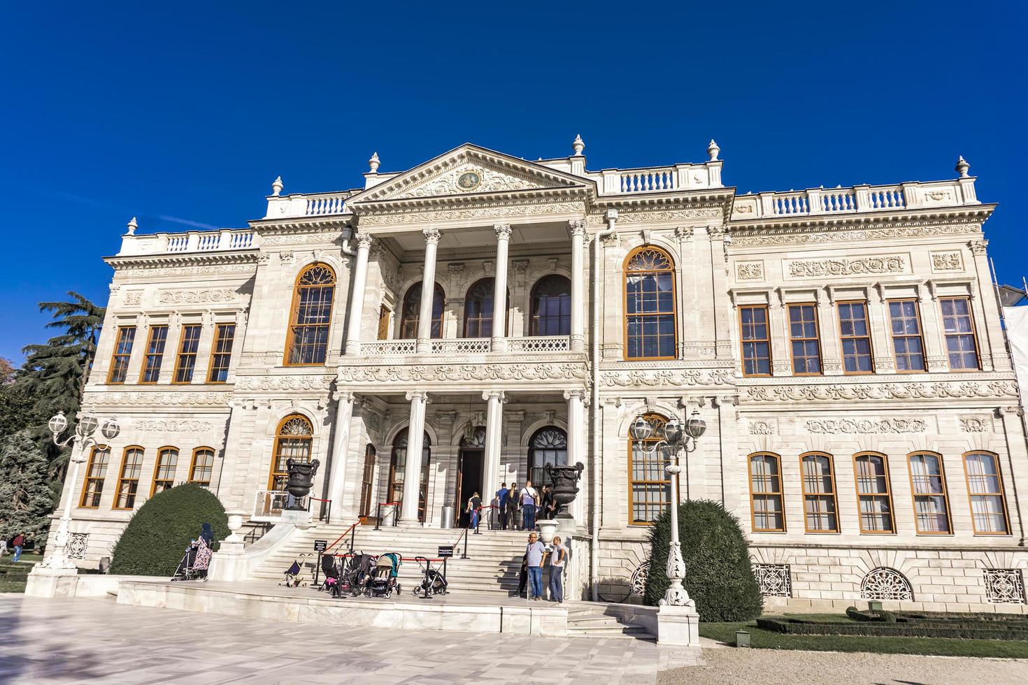 istanbul, turkije, 9 november 2019 - niet-geïdentificeerde pepole door het dolmabahce-paleis in istanbul. paleis werd gebouwd in 1856 en diende tot 1922 als het belangrijkste administratieve centrum van het Ottomaanse rijk foto