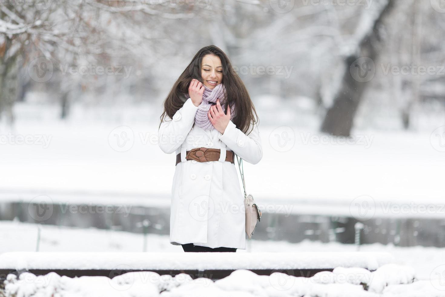 jonge vrouw in de winter foto