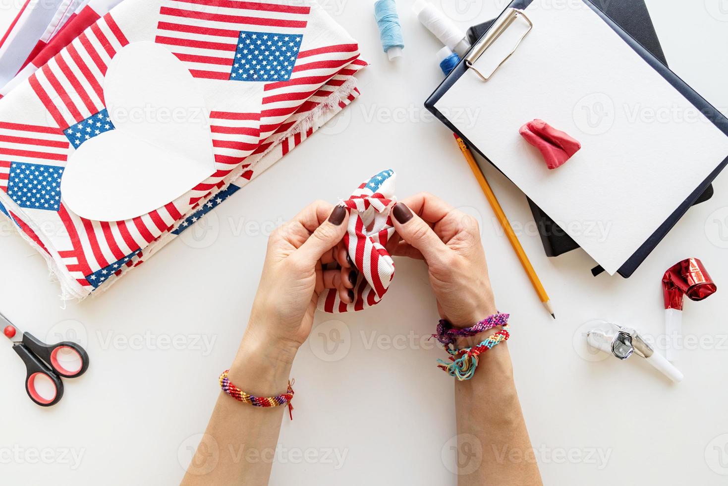 diy 4 juli stap voor stap naaldhouder ambacht. stap 7 - de hoes van het speldenkussen naar buiten draaien foto