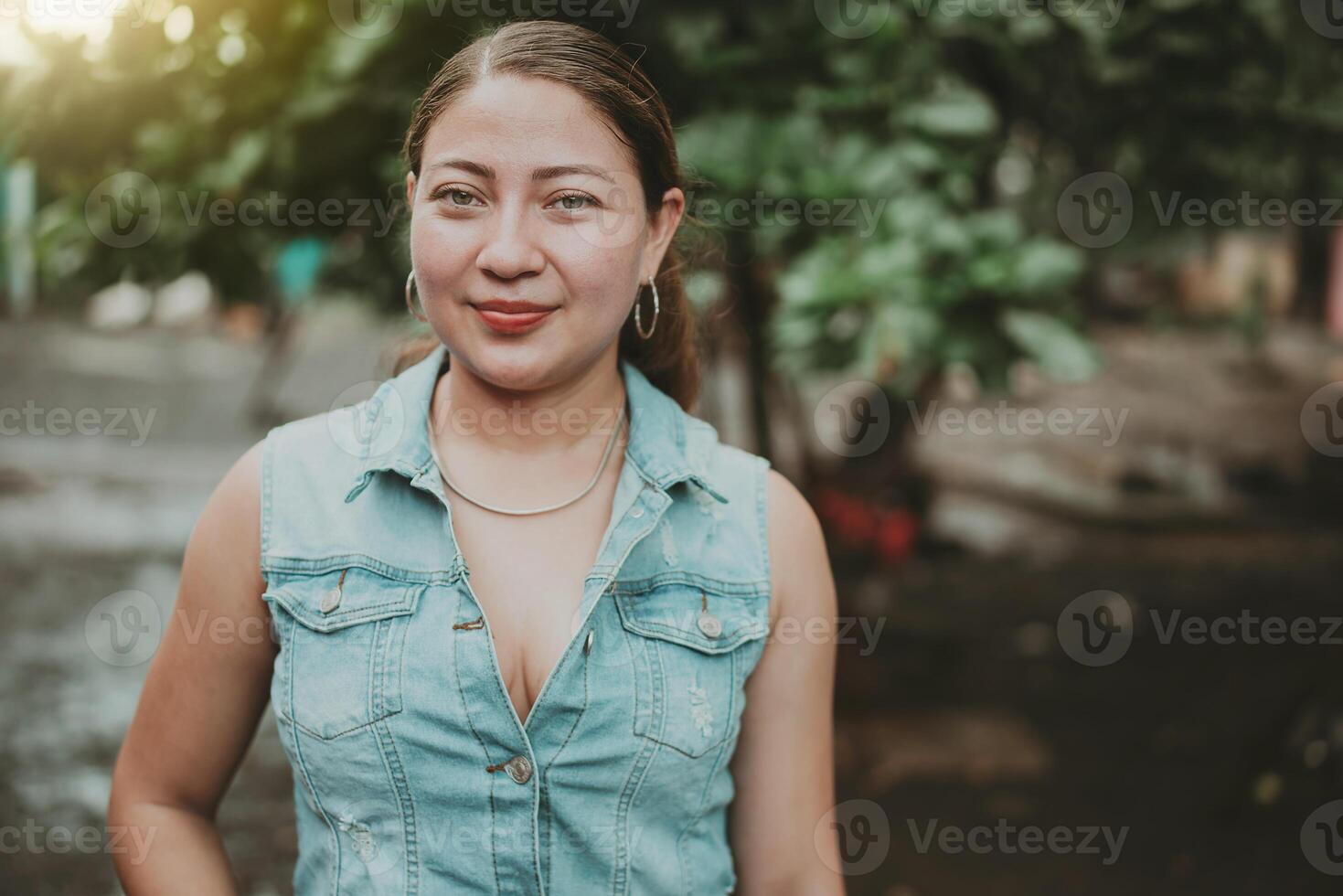 portret van Latijns Amerikaans meisje gezicht op zoek en glimlachen Bij de camera. portret van jong Nicaraguaanse vrouw glimlachen Bij camera. portret van aantrekkelijk Latijns meisje glimlachen buitenshuis foto